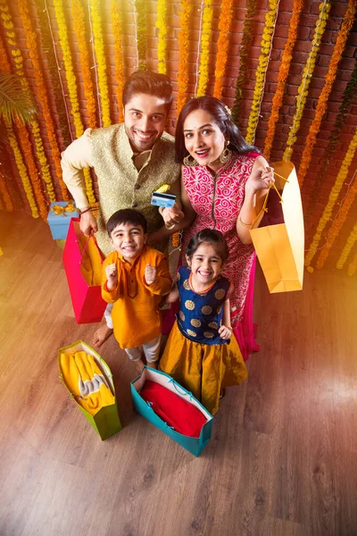 Happy Indian Familie Festival Shopping Concept Het Vasthouden Van Papieren — Stockfoto