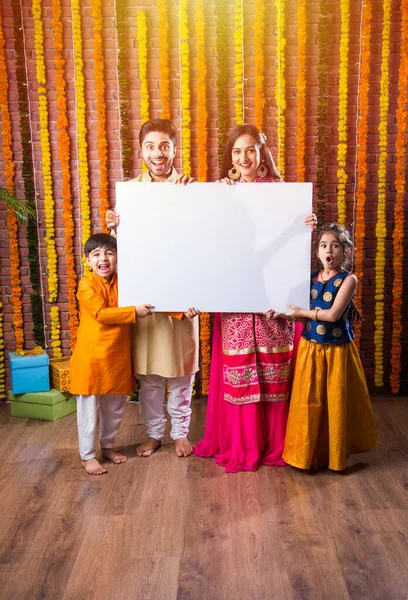 Индийская Семья Празднует Фестиваль Дивали Держа Руках Белую Доску Плакат — стоковое фото