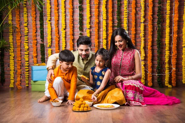 Celebración Diwali Rakshabandhan Familia Joven India Cuatro Personas Que Celebra — Foto de Stock