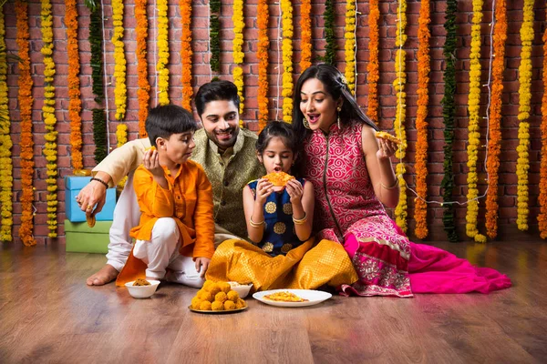 Diwali Vagy Rakshabandhan Ünnep Indiai Fiatal Család Négy Ünneplő Deepavali — Stock Fotó