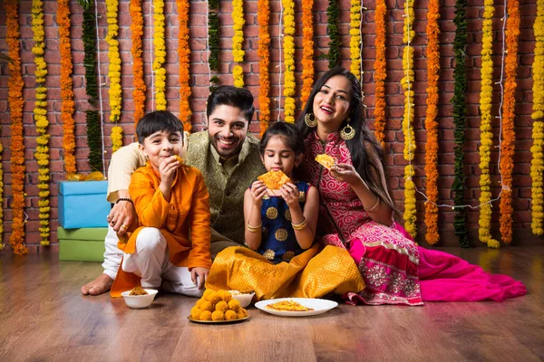 Diwali Nebo Rakshabandhan Celebration Indická Mladá Rodina Čtyř Slaví Deepavali — Stock fotografie