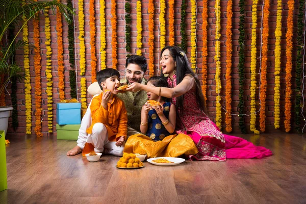 Celebración Diwali Rakshabandhan Familia Joven India Cuatro Personas Que Celebra — Foto de Stock