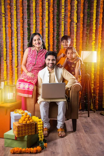 Индийская Семья Онлайн Покупки Помощью Ноутбука Дебетовой Кредитной Карты Фестивале — стоковое фото