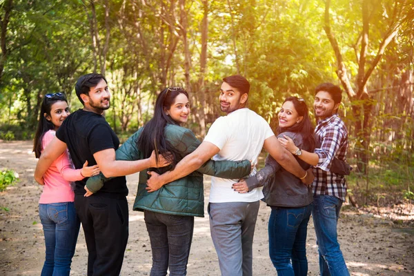 Junge Indische Asiatische Freunde Chillen Oder Draußen Hängen Sich Umarmen — Stockfoto