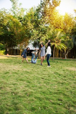 Hint Asyalı genç arkadaşlardan oluşan bir takım. Oyun ya da çekişme oyunu ya da rassi khech