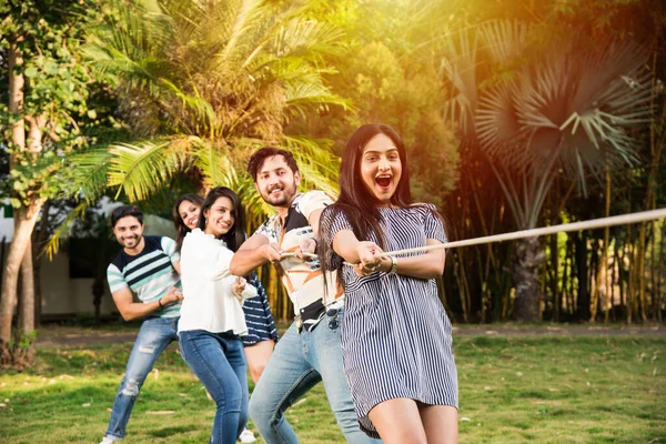 Team Indischer Asiatischer Junger Freunde Team Das Tauziehen Oder Wettstreit — Stockfoto