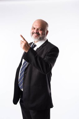 Orta yaşlı, sakallı, zarif siyah takım elbiseli, eli ve parmağı olan Asyalı bir işadamı. ürün sunma, servis veya kopyalama alanı