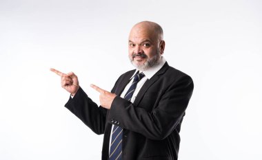 Orta yaşlı, sakallı, zarif siyah takım elbiseli, eli ve parmağı olan Asyalı bir işadamı. ürün sunma, servis veya kopyalama alanı