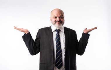 Orta yaşlı, sakallı, zarif siyah takım elbiseli, eli ve parmağı olan Asyalı bir işadamı. ürün sunma, servis veya kopyalama alanı