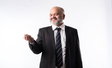 Orta yaşlı, sakallı, zarif siyah takım elbiseli, eli ve parmağı olan Asyalı bir işadamı. ürün sunma, servis veya kopyalama alanı