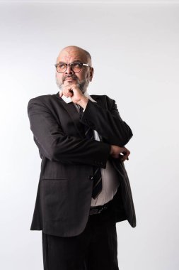 Düşünceli, düşünceli, yaşlı Hintli iş adamı. Dokunaklı çene. Asyalı üst düzey kel ve sakallı iş adamı beyaz arka plan hakkında düşünüyor.
