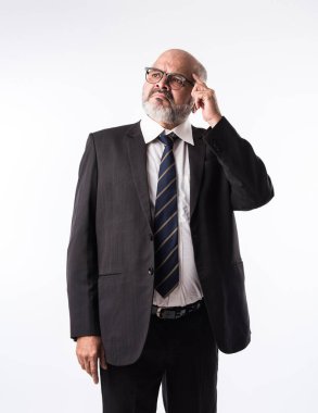 Düşünceli, düşünceli, yaşlı Hintli iş adamı. Dokunaklı çene. Asyalı üst düzey kel ve sakallı iş adamı beyaz arka plan hakkında düşünüyor.