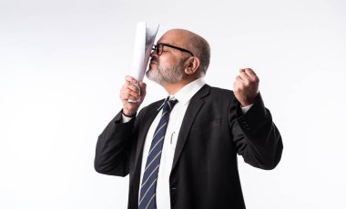 Asyalı Hintli kıdemli bir işadamının portresi başarıyı kutluyor, bağırıyor ya da beyazlara karşı baş parmak işareti ile izole edilmiş