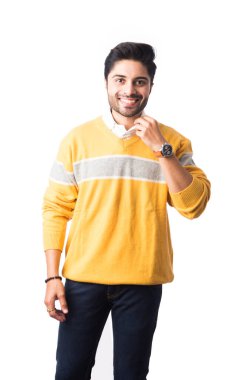 Hintli yakışıklı adam kış giysisi ya da yün kazak giyer, sunar ya da gösterir. Beyaz arkaplanda duruyor