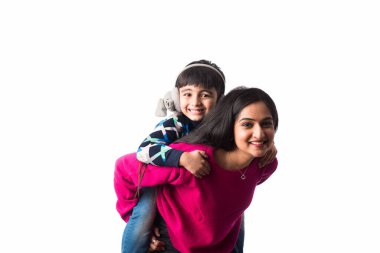 Oğlu olan güzel Hintli anne beyaz arka planda kışlık elbise ya da süveter giyer.