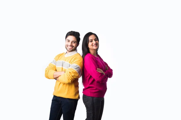 Asiatisches Indisches Paar Trägt Farbenfrohen Warmen Pullover Oder Wollene Winterkleidung — Stockfoto