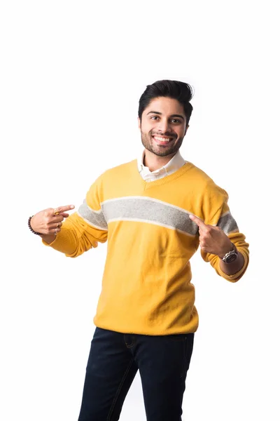 インドのハンサムな男は冬服やウールのセーターを着て プレゼンテーションやショーをしています 白地に立つ — ストック写真
