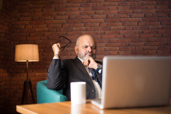 Empresario Financiero Sénior Indio Asiático Sentado Puesto Trabajo Escritorio Frente — Foto de Stock