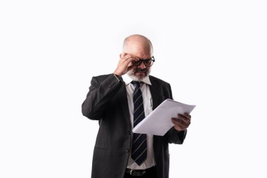 Beyaz arka planda dururken elinde kağıt tutarak ya da okuyarak Hintli kıdemli işadamının portresi