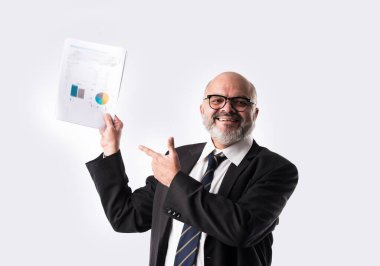 Beyaz arka planda dururken elinde kağıt tutarak ya da okuyarak Hintli kıdemli işadamının portresi