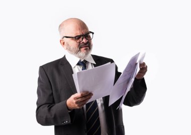 Beyaz arka planda dururken elinde kağıt tutarak ya da okuyarak Hintli kıdemli işadamının portresi