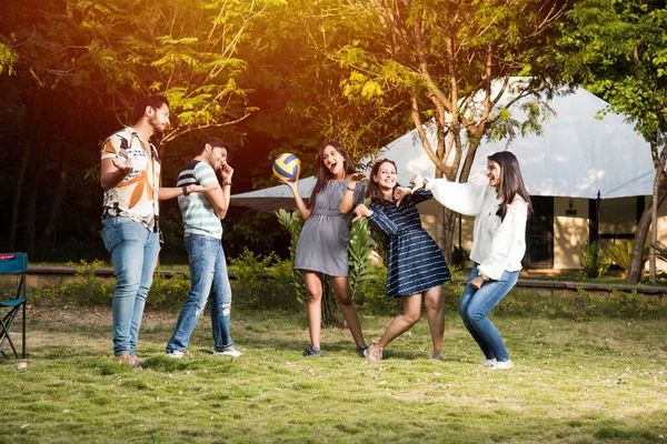 Asiatische Indische Mädchen Necken Jungen Fußballsport Und Feiern Den Sieg — Stockfoto