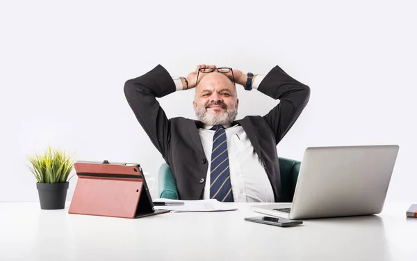 Retrato Hombre Negocios Asiático Indio Satisfecho Sentado Lugar Trabajo Frente — Foto de Stock