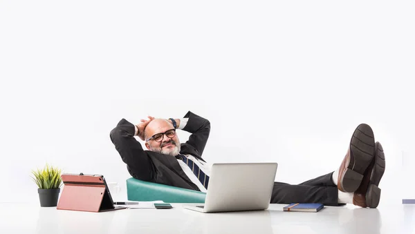 Porträt Eines Zufriedenen Indischen Geschäftsmannes Der Arbeitsplatz Vor Dem Computer — Stockfoto