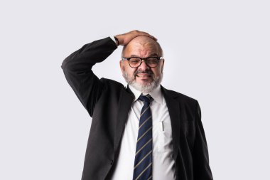 Üzgün Hintli Asyalı düşünceli ve endişeli kıdemli işadamının endişeli ifadeleri ya da baş ağrısı olan yakın plan portresi.