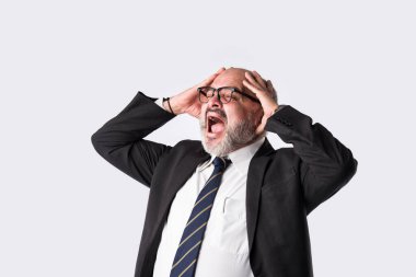 Üzgün Hintli Asyalı düşünceli ve endişeli kıdemli işadamının endişeli ifadeleri ya da baş ağrısı olan yakın plan portresi.