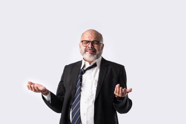 Üzgün Hintli Asyalı düşünceli ve endişeli kıdemli işadamının endişeli ifadeleri ya da baş ağrısı olan yakın plan portresi.