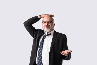 Üzgün Hintli Asyalı düşünceli ve endişeli kıdemli işadamının endişeli ifadeleri ya da baş ağrısı olan yakın plan portresi.