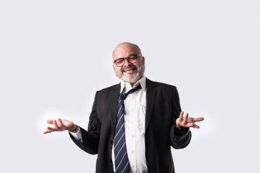 Üzgün Hintli Asyalı düşünceli ve endişeli kıdemli işadamının endişeli ifadeleri ya da baş ağrısı olan yakın plan portresi.