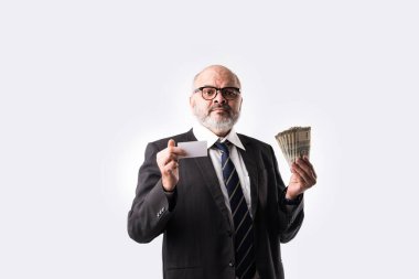 Hintli üst düzey işadamı banka hesabı ya da kredi kartı tutuyor.