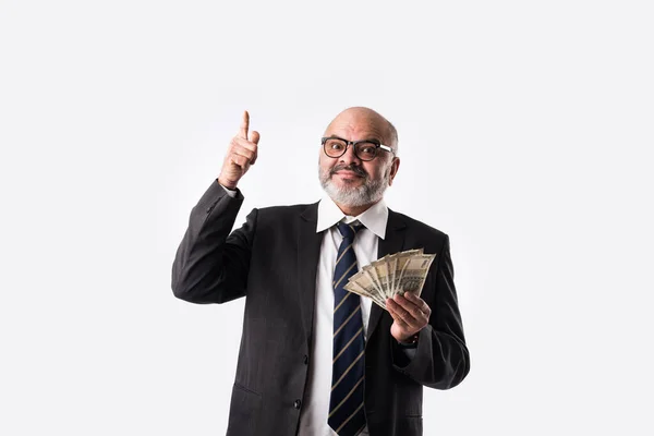 Портрет Щасливого Індійського Високопоставленого Бізнесмена Який Тримає Банкноти 500 Номіналів — стокове фото