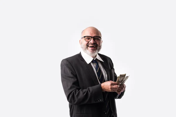 Portret Szczęśliwego Indyjskiego Starszego Biznesmena Indyjskimi Banknotami Walutowymi Pięciuset Nominałami — Zdjęcie stockowe