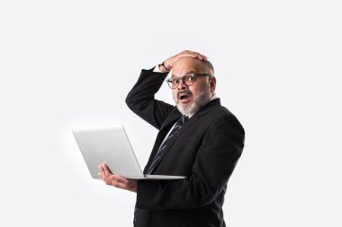 Üst düzey Hintli iş adamının portresi dizüstü bilgisayar, tablet ya da akıllı telefon kullanarak beyaz arkaplana karşı durarak,