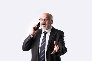 Eski Hintli Asyalı işadamının portresi beyaz arka plana mesaj atmak, aramak, göstermek veya sunmak için akıllı telefon kullanıyor