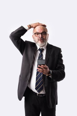 Eski Hintli Asyalı işadamının portresi beyaz arka plana mesaj atmak, aramak, göstermek veya sunmak için akıllı telefon kullanıyor