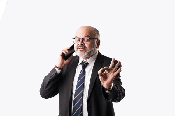 Retrato Velho Indiano Asiático Empresário Usando Smartphone Para Mensagens Chamando — Fotografia de Stock