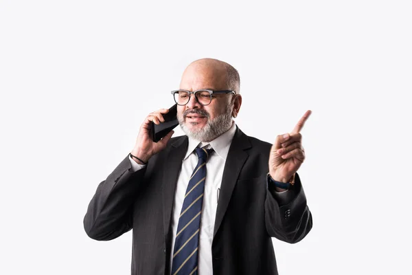 Retrato Viejo Hombre Negocios Asiático Indio Usando Teléfono Inteligente Para — Foto de Stock