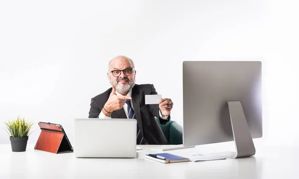 Empresario Financiero Sénior Indio Asiático Sentado Puesto Trabajo Escritorio Frente — Foto de Stock