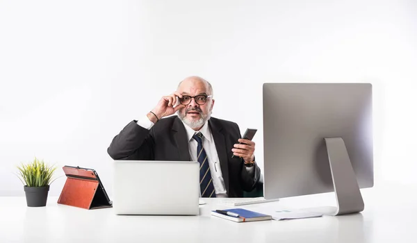 Asiatico Indiano Anziano Uomo Affari Finanziario Seduto Alla Sua Postazione — Foto Stock