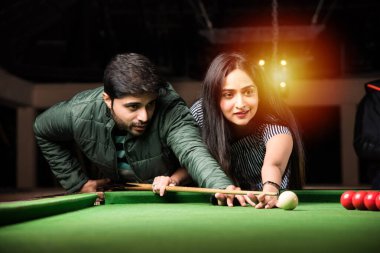 Eğlenceli bilardo, bilardo, bilardo ya da bilardo oynayan bir grup Hintli genç ya da arkadaş.