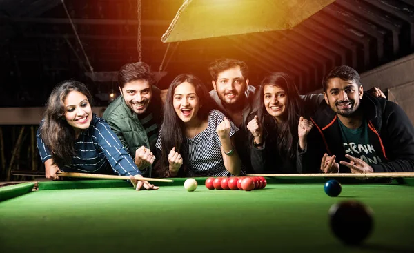 Gruppo Giovani Indiani Asiatici Giovani Amici Che Giocano Biliardo Biliardo — Foto Stock