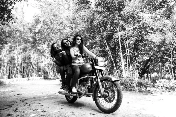 Feliz Indiana Asiático Feliz Jovem Mulher Fêmea Amigos Equitação Moto — Fotografia de Stock