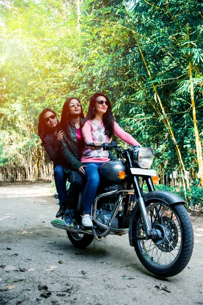 Ευτυχισμένη Ινδική Ευτυχισμένη Νεαρή Γυναίκα Γυναίκες Φίλοι Ιππασία Μοτοσικλέτα Μοτοσικλέτα — Φωτογραφία Αρχείου