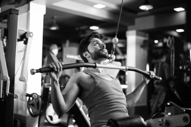 Hintli yakışıklı adam spor salonunda spor yapıyor veya egzersiz yapıyor - sağlık ve spor konsepti