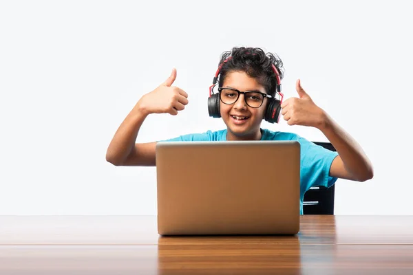 Indiano Syudent Maschile Bambino Che Studia Online Utilizzando Computer Portatile — Foto Stock