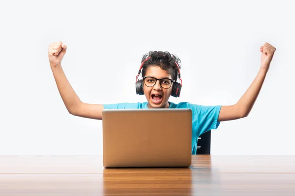 Indiano Syudent Maschile Bambino Che Studia Online Utilizzando Computer Portatile — Foto Stock